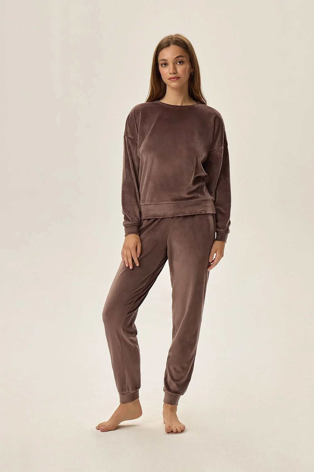 ensemble Henderson velours côtelé taupe sweatshirt oversize col rond épaules tombantes pantalon jogger fuselé taille élastique chevilles côtelées satinée cocooning