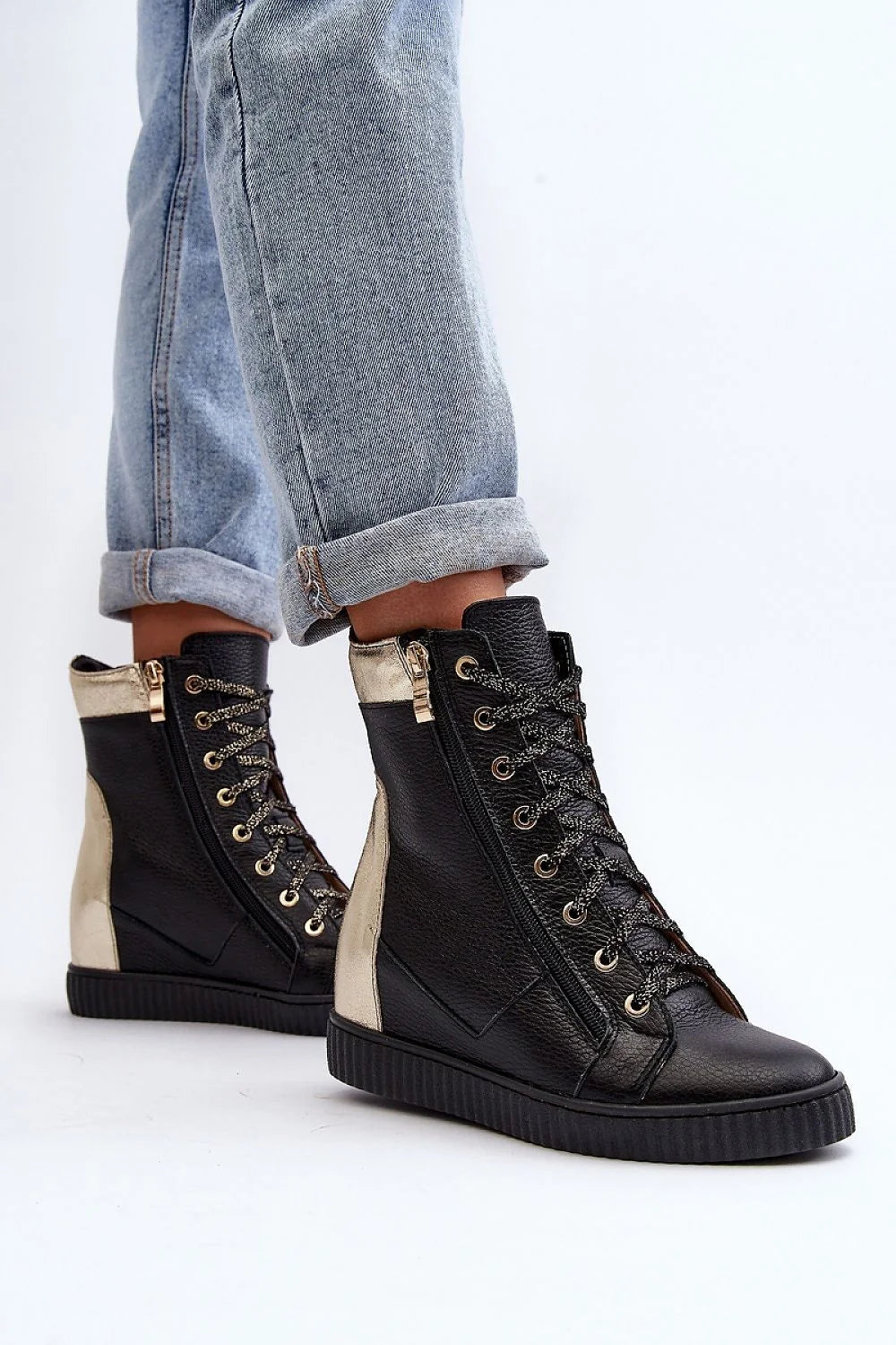 bottines femme cuir grainé noir doré empiècement arrière métallisé talon moyen plateforme crantée semelle caoutchouc lacets bicolores rembourrée