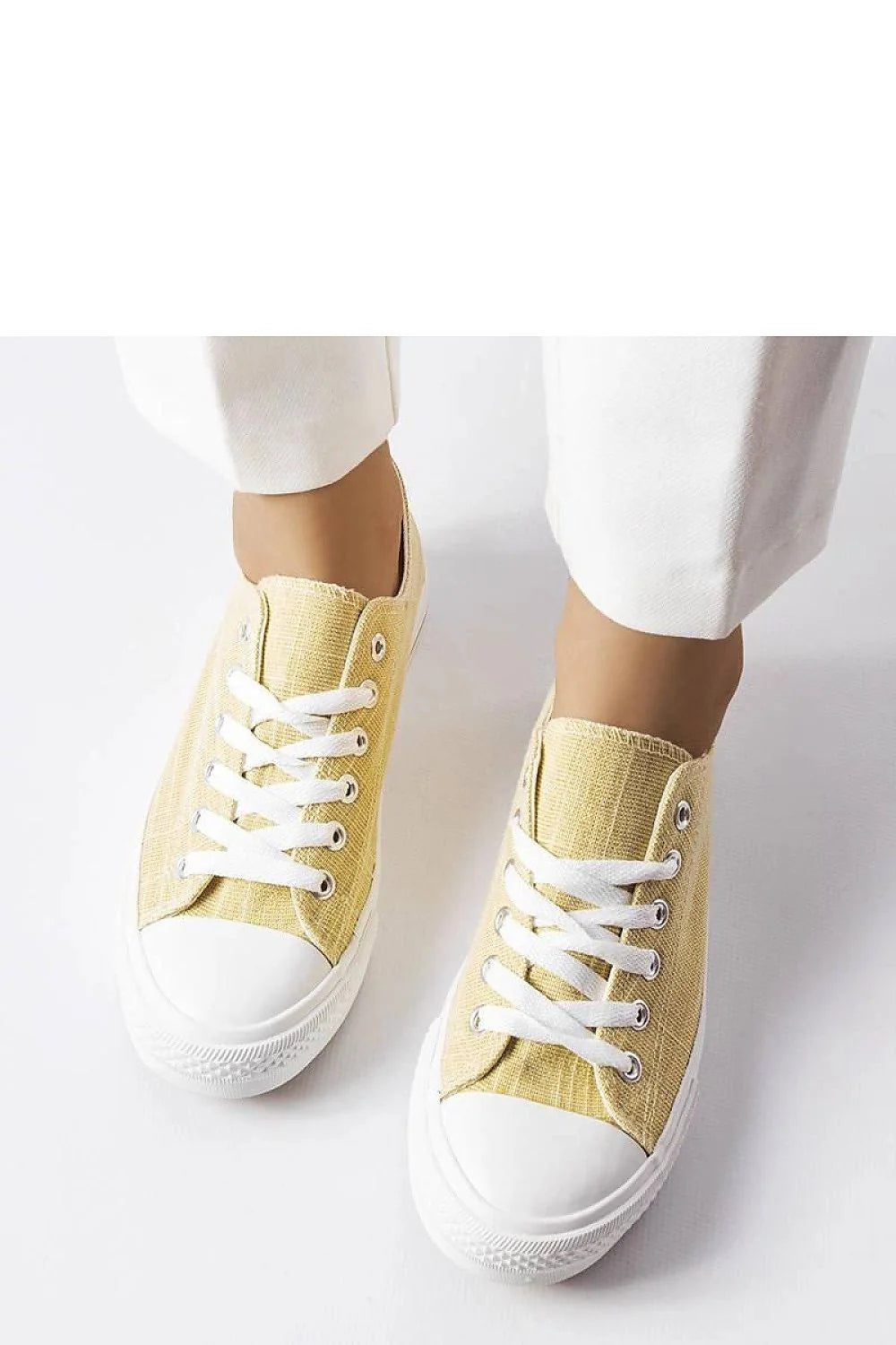 baskets femmes basses toile quadrillée jaune pâle blanc semelle caoutchouc plate double liseré beige lacets blancs oeillets métalliques confortables estivales