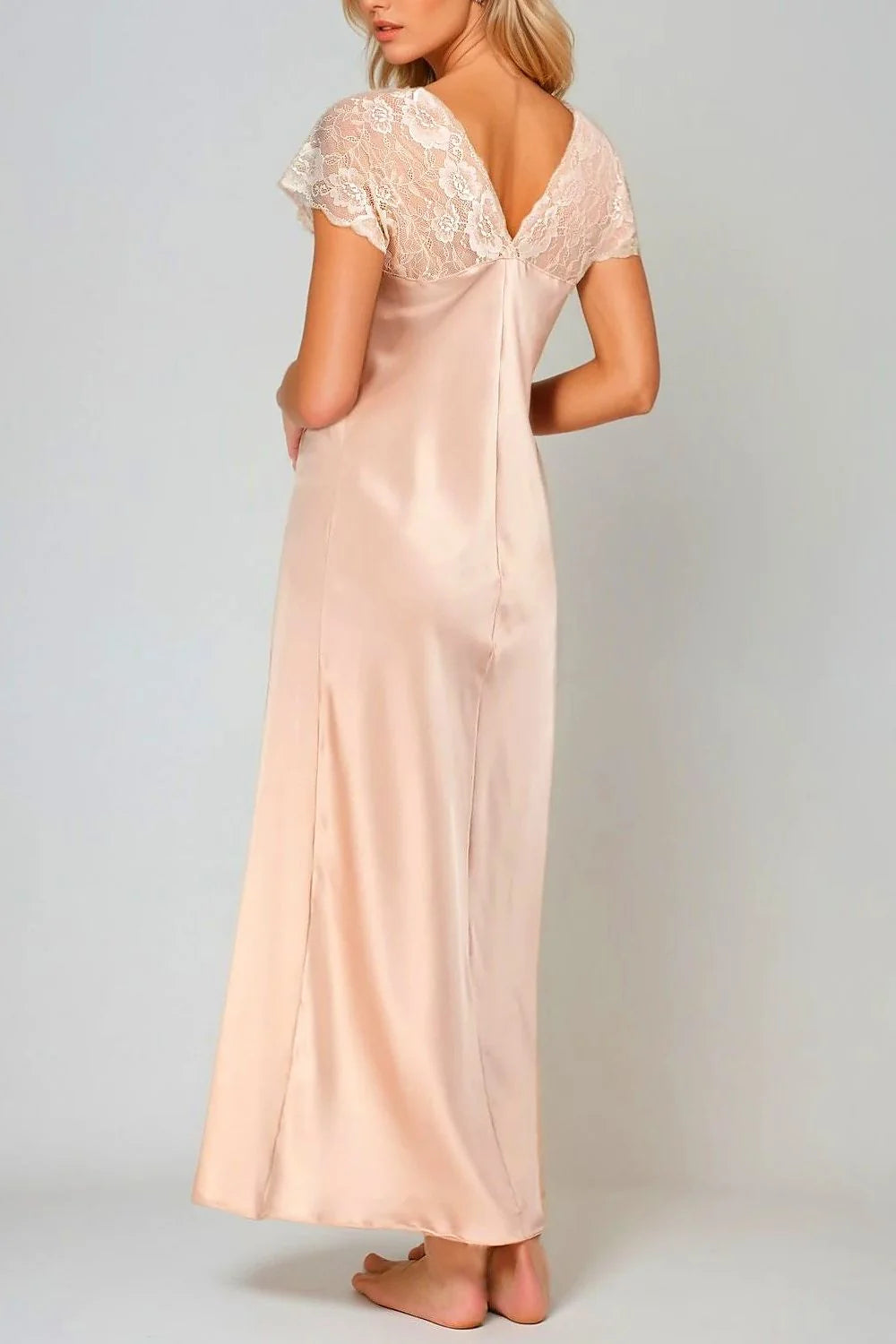 nuisette longue satinée rose poudré fluide décolleté plongeant manches dentelle taille empire sensuelle féminine élégante soyeuse glamour raffinée