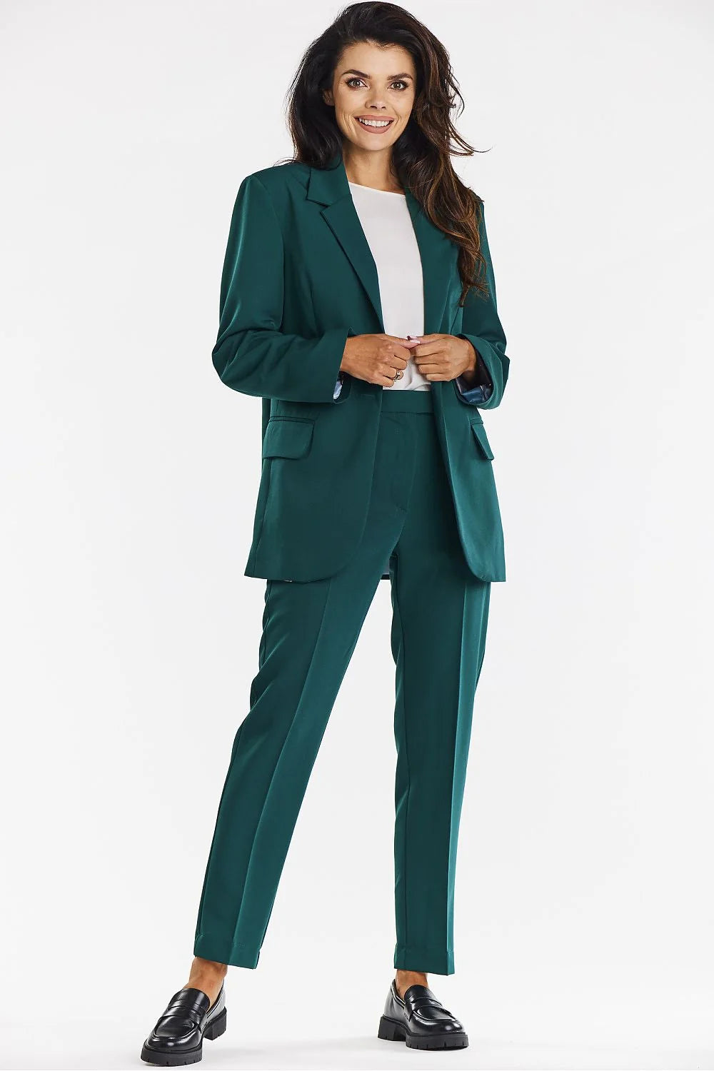 Blazer femme Oversize Vert émeraude Coupe droite Revers crans Manches longues Épaules structurées Polyester Mode moderne Veste classe Confort Finitions élégantes Vêtement élégance Porté ouvert