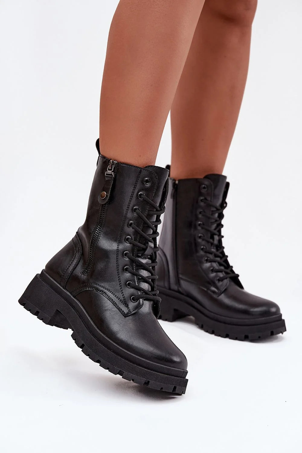 bottines cuir synthétique noir lisse tige mi mollet bout rond lacets œillets métalliques zip latéral semelle crantée plateforme épaisse antidérapante