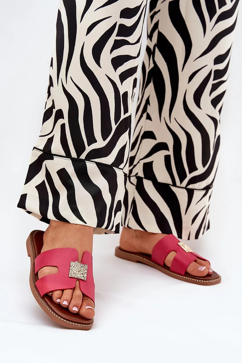 sandales plates élégantes zèbre fétiche femme similicuir semelle caoutchouc talon 1cm slipon bride large fuchsia doré carré découpes estivales confort