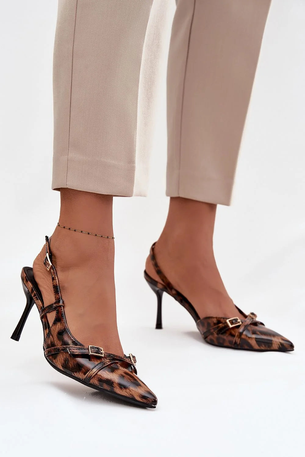 escarpins femme slingback bout pointu talon aiguille 8cm imprimé léopard verni brides croisées boucles dorées réglable simili cuir élégant