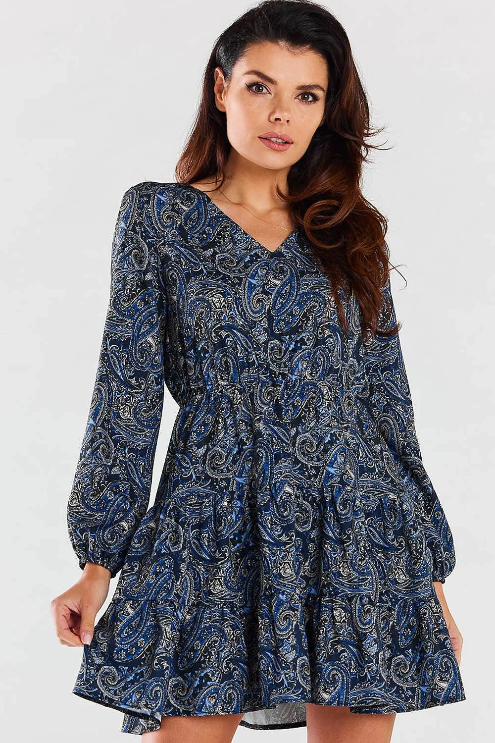 Robe imprimée noir blanc manches longues col v coupe trapèze taille cintrée jupe évasée plis volants détails élégants