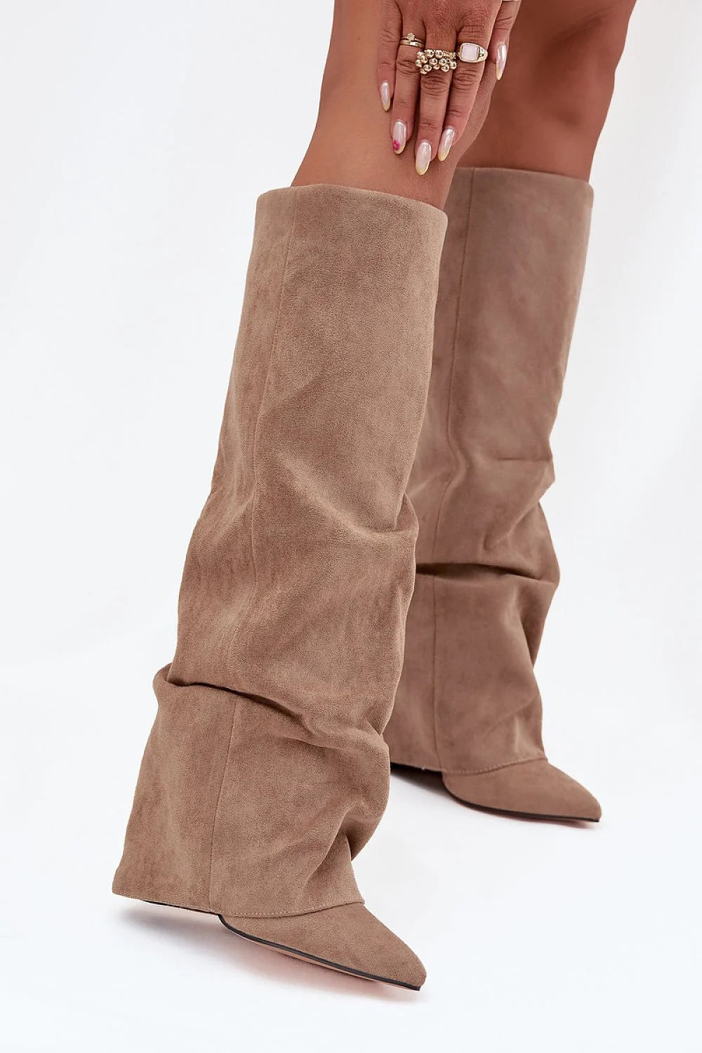bottes femme hauteur genou daim taupe bout pointu coupe slouchy pullon sans fermeture talon pilier stable onze centimetres doublure chaude