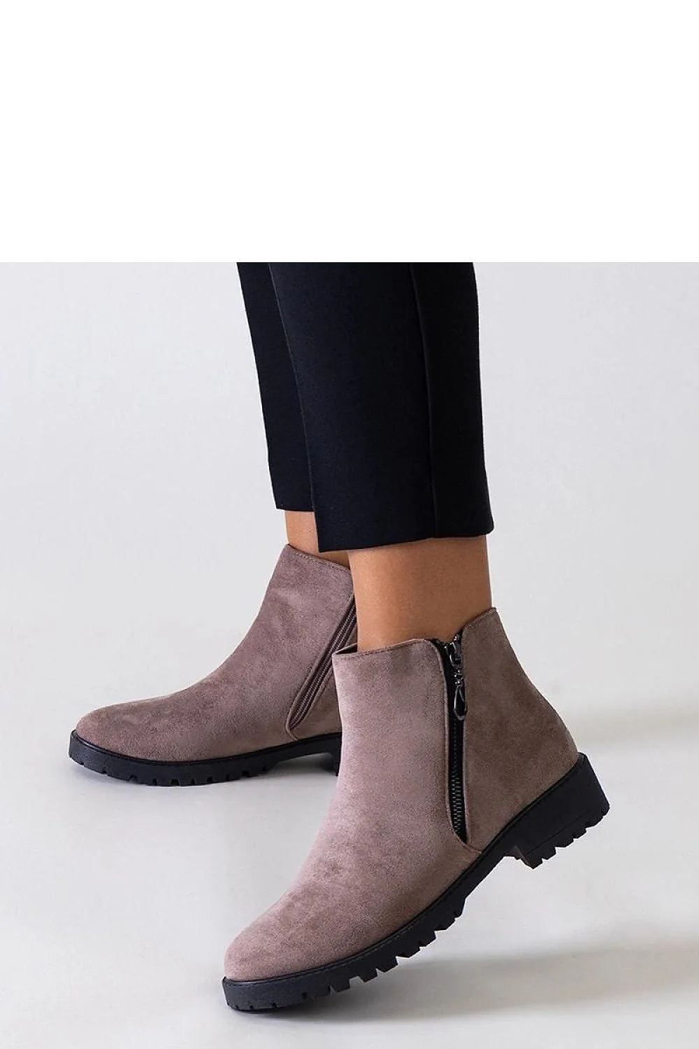 Bottines modernes pour femmes en suédine taupe, fermeture éclair métallique, semelle robuste cramponnée, design polyvalent, confort optimal, style casual-chic