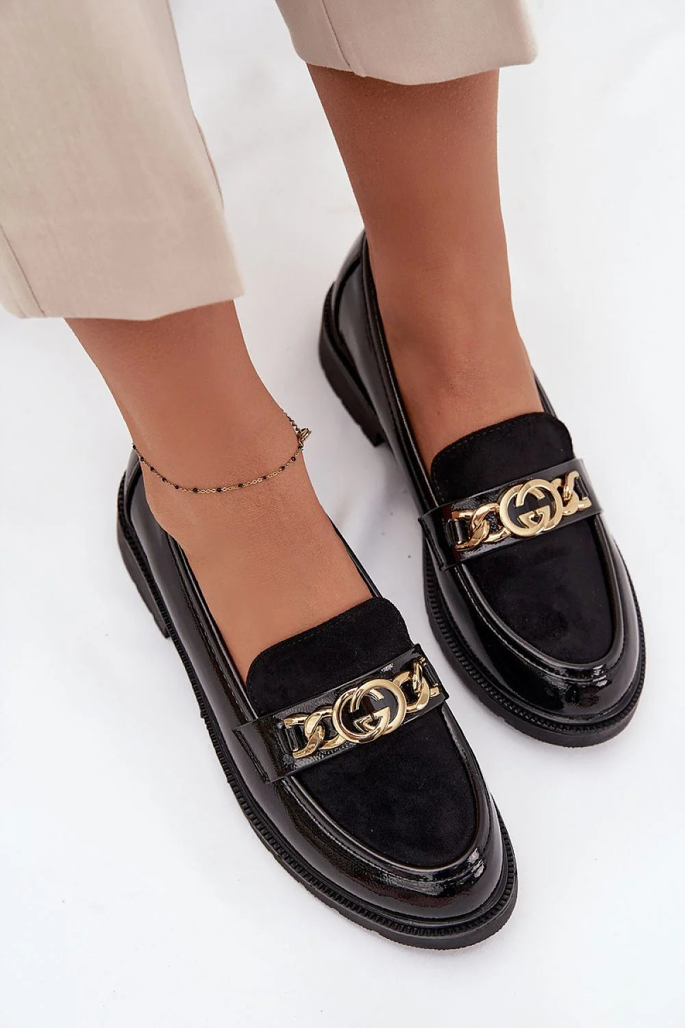 mocassins femme noirs mélange cuir verni suède bout arrondi semelle intérieure cuir souple plate crantée sangle chaîne dorée entrelacée confortable