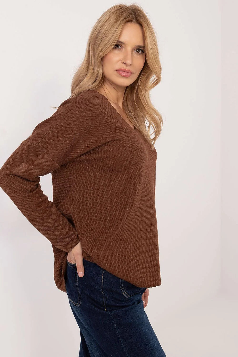 pull femme oversize col V maille texturé point riz marron chocolat manches longues tombantes coupe décontractée ourlet droit