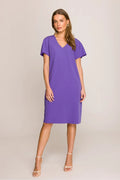 robe jour féminine élégante coupe droite manches courtes col V violette vive genou fluide mate minimaliste polyvalente confortable sophistiquée soignée