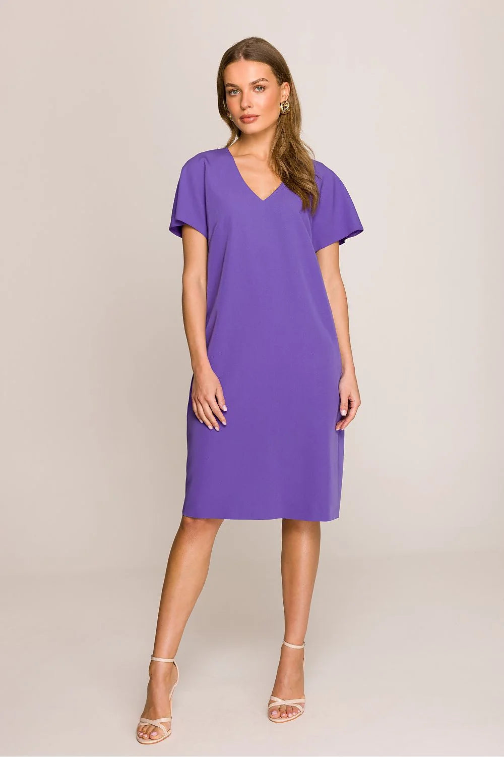robe jour féminine élégante coupe droite manches courtes col V violette vive genou fluide mate minimaliste polyvalente confortable sophistiquée soignée