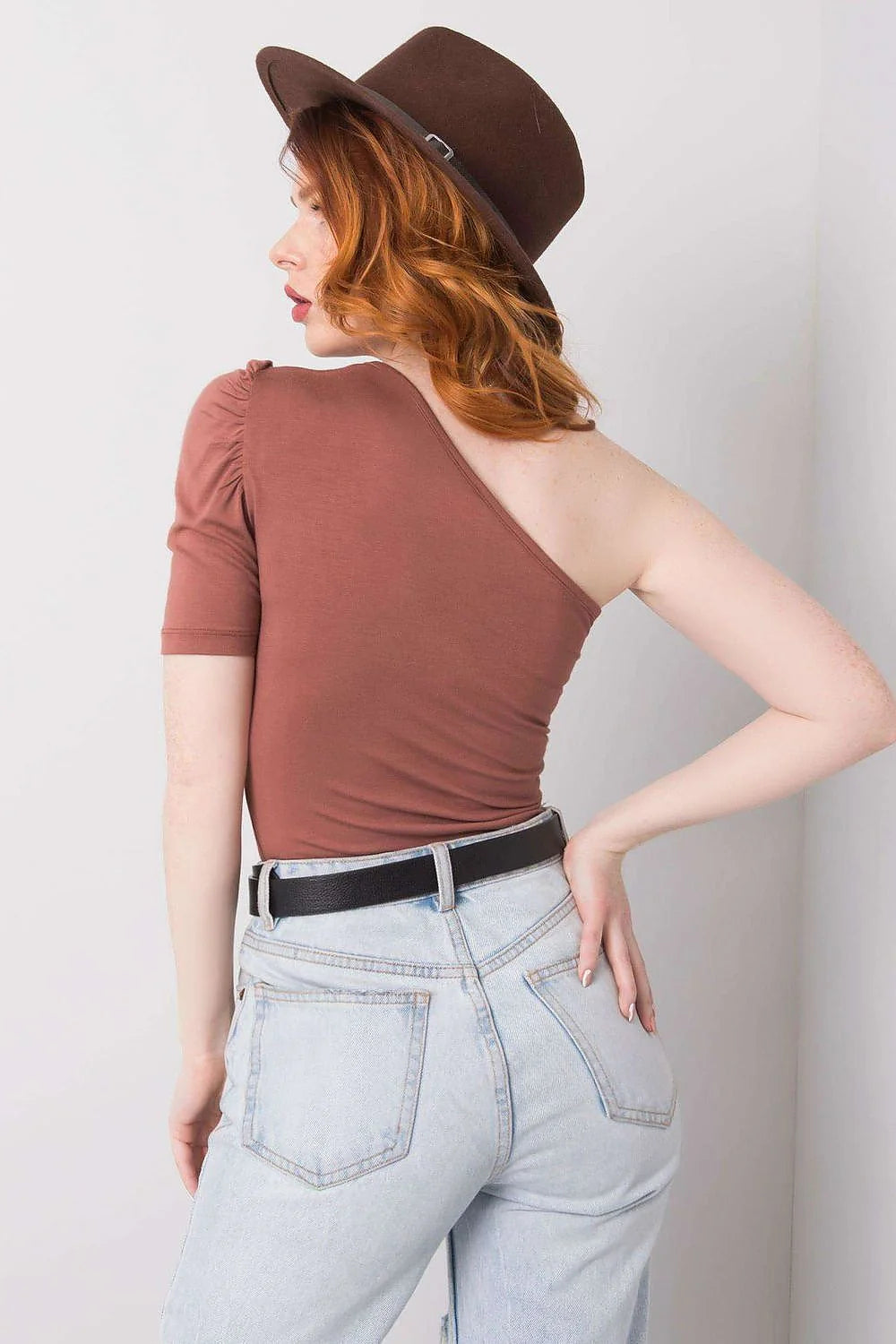 Chemisier Rue Paris Asymétrique Manche Courte Épaule Nuée Viscose Élasthanne Couleur Miel Jean Taille Haute Accessoires Chic Femme Mode Élégance