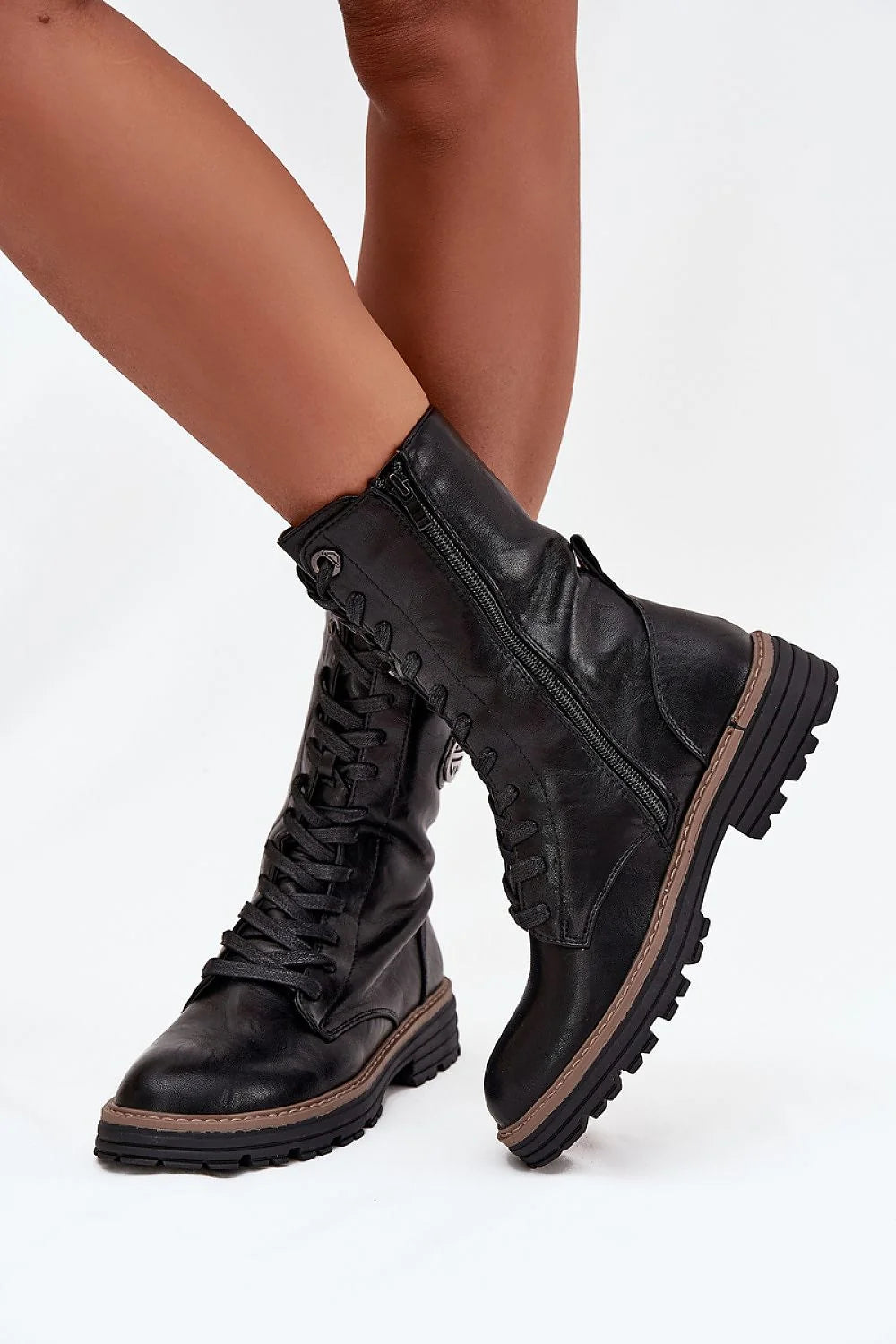 bottines montantes femme noires lacées militaire cuir synthétique lisse fermeture éclair plateforme crantée marron contrastée coutures apparentes doublure douce