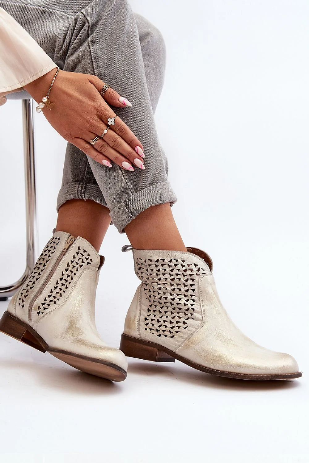 Bottines élégantes pour femmes en cuir naturel doré métallisé, design moderne, tige basse, fermeture éclair latérale, semelle cuir confortable, talon plat