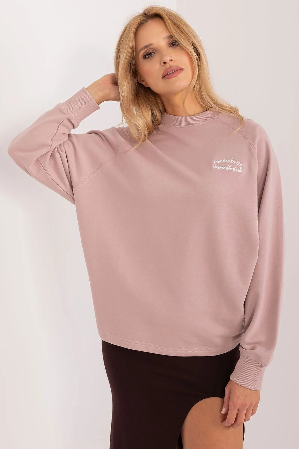 Sweatshirt Sublevel pour femme longues manches ample coupe encolure ras-du-cou couleur rose poudré coton haute qualité broderie blanche poignets bord-côte ourlet droit