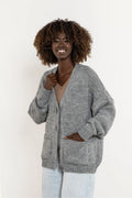 cardigan femme oversize grosse maille gris chiné col V boutonné poches plaquées manches tombantes bords côtes poignets base cosy chaud