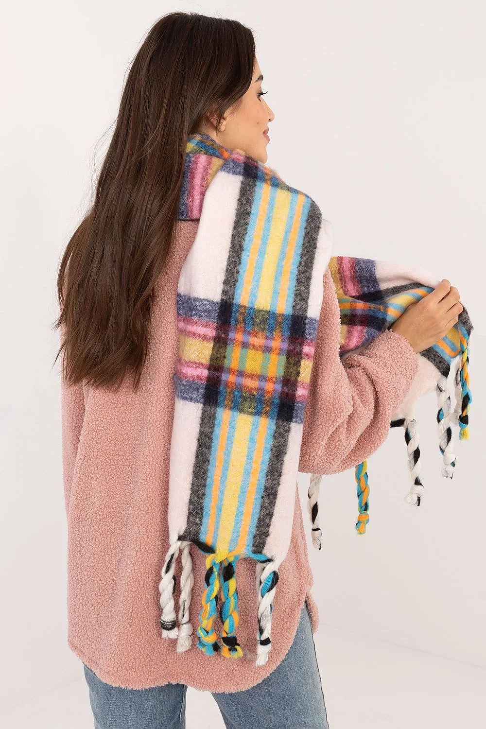Ensemble veste écharpe femme style casual-chic matelassé sherpa rose pâle motif écossais multicolore franges tasseaux