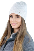 Bonnet élégant pour femme motif losange coton doux couleur blanc ajusté style intemporel avec étiquette métallique