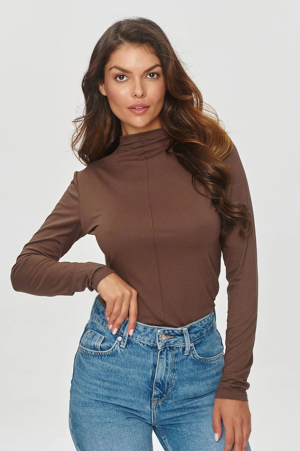 Chemisier femme Makadamia design épuré manches longues couleur chocolat profond matière stretch ajusté coupe près du corps élégant automne hiver