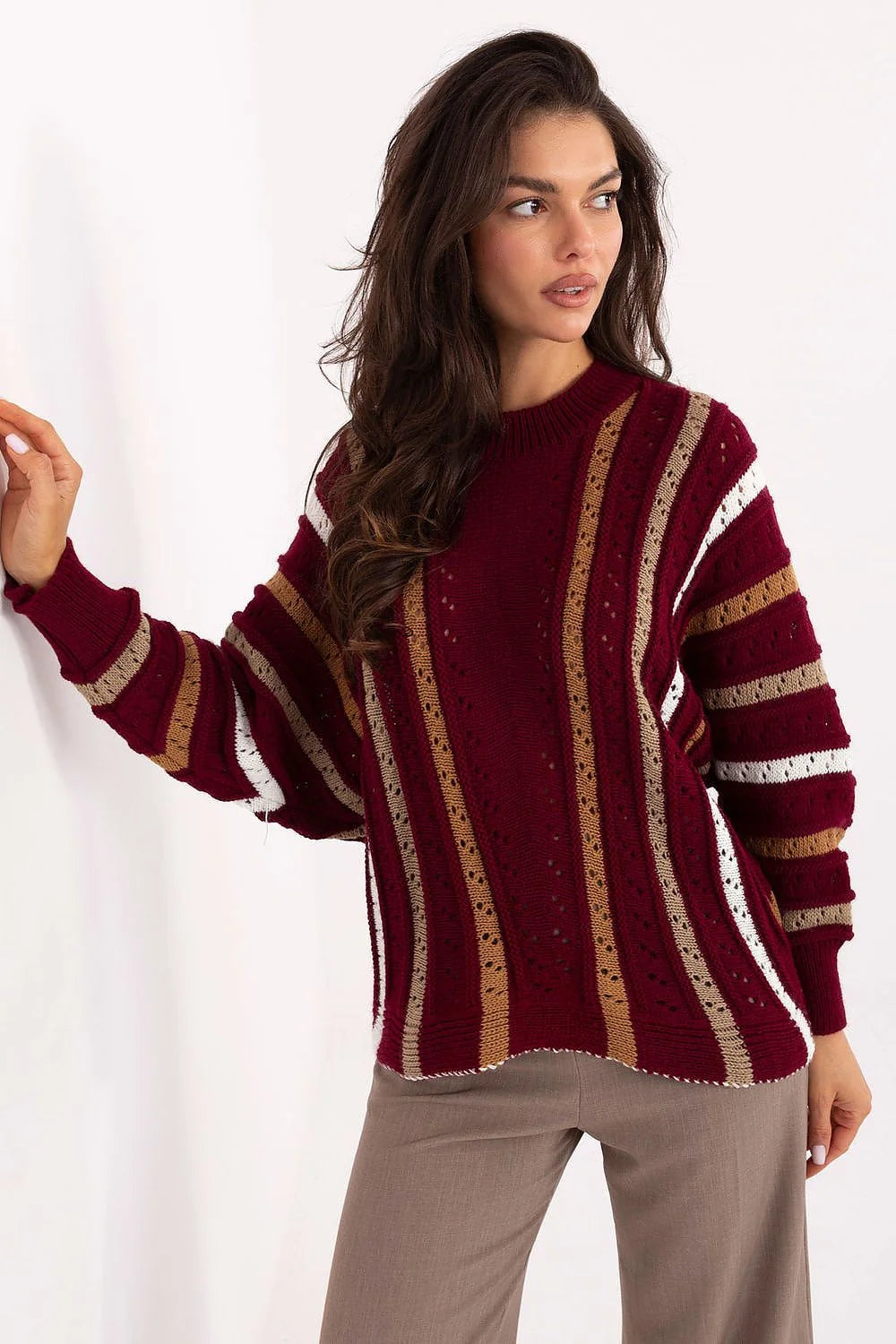 pull oversize femme maille tricotée ajourée bordeaux rayures verticales camel blanches col rond manches longues bouffantes