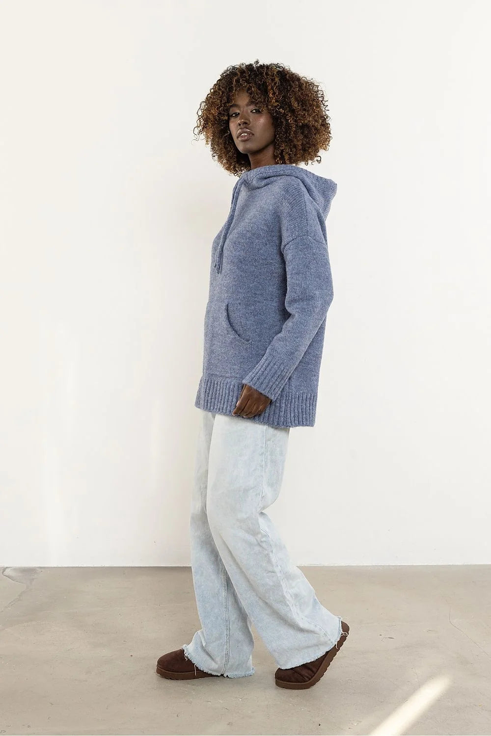 pull capuche femme oversize maille épaisse bleu chiné tunique allongée poche kangourou cordon serrage moelleuse duveteuse bords côtes larges poignets