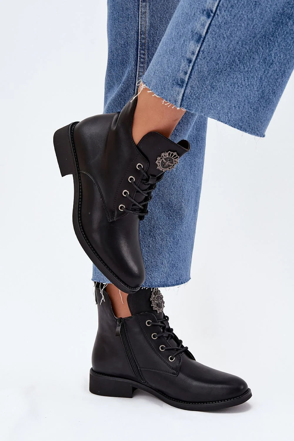 bottines noir simili cuir doublure fourrure synthétique talon bas lacées zippées œillets métalliques semelle antidérapante bout arrondi médaillon décoratif urbain