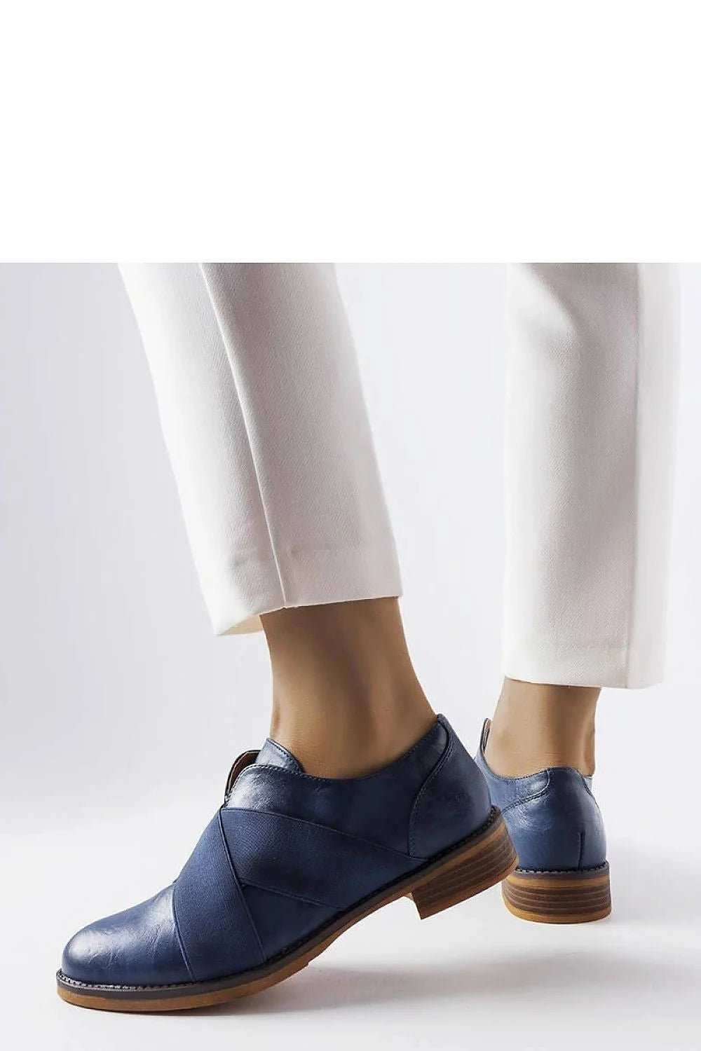 Chaussures basses élégantes pour femmes en cuir bleu, design moderne, semelle marron, confortable, style versatile
