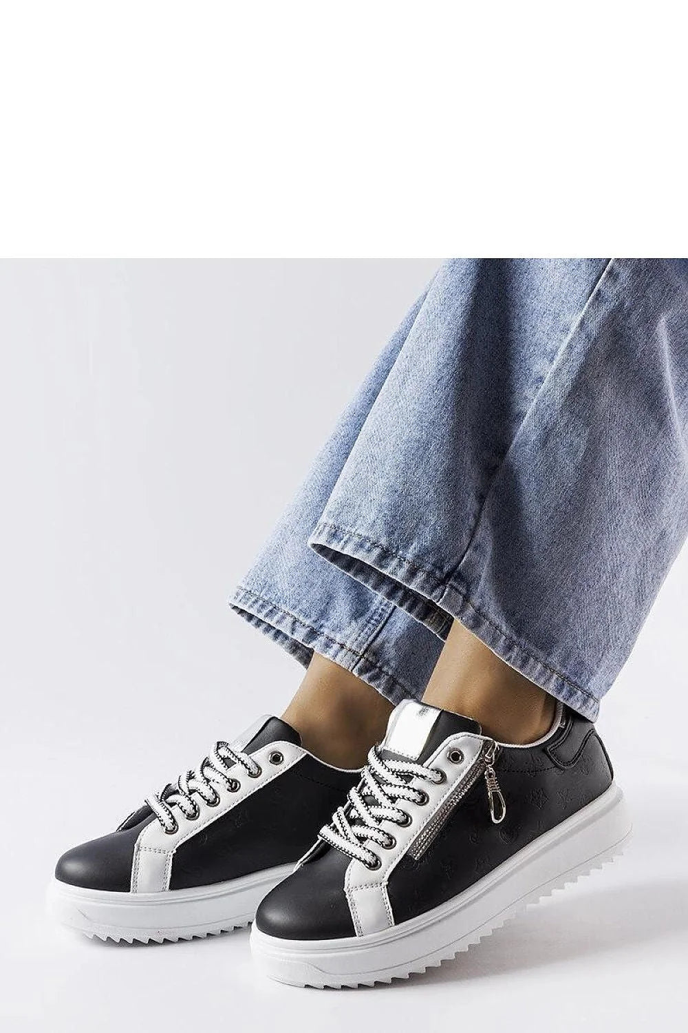 Solea baskets sneakers femmes noires bicolores similicuir empiècements blancs semelle plateforme crantée blanche lacets bicolores zip latéral confortable antidérapante élégantes