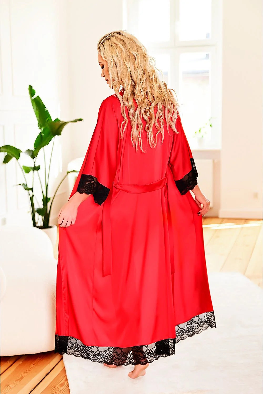 peignoir long satin rouge brillant dentelle noire manches kimono trois quarts ceinture satinée taille ajustable coupe fluide élégant