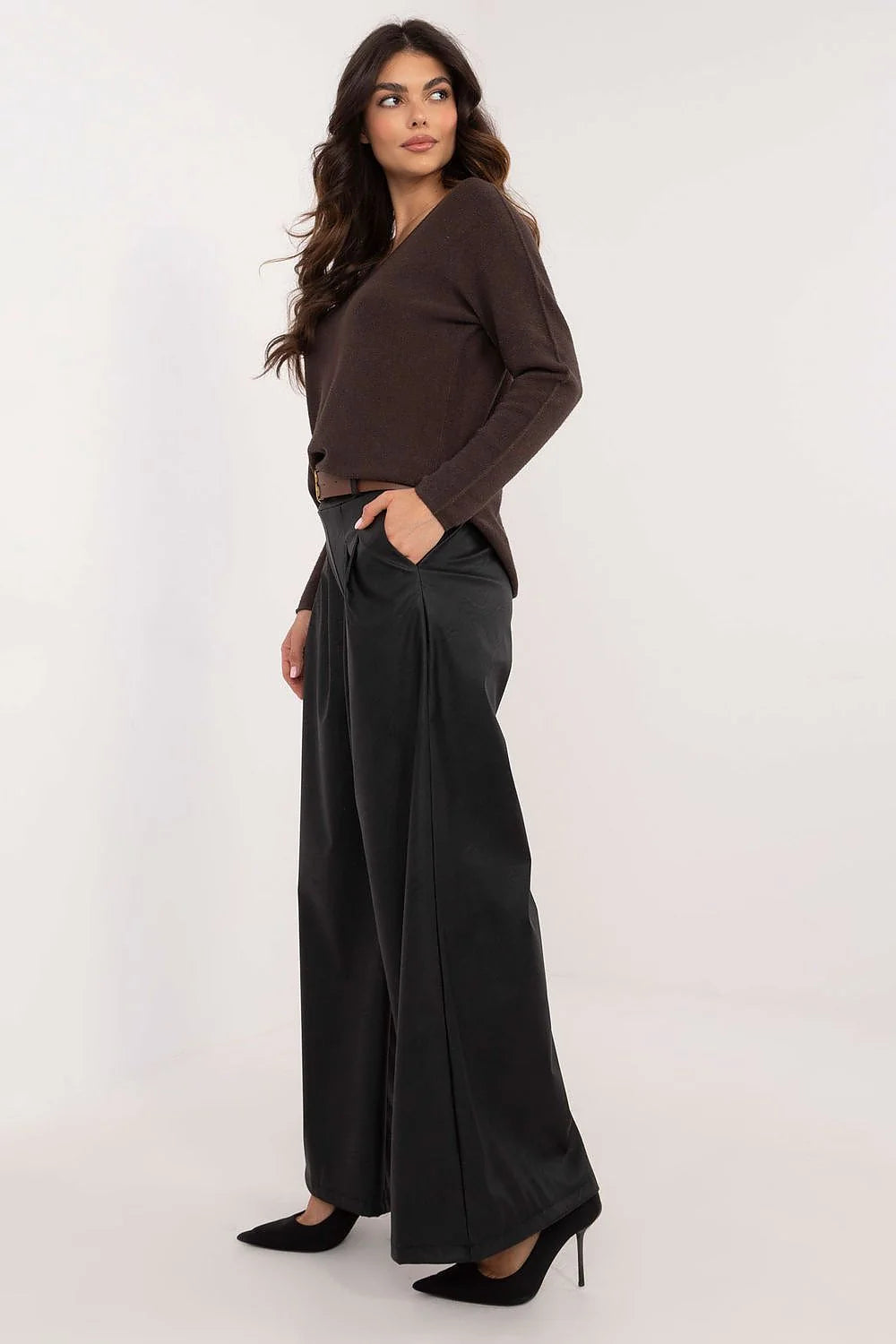 Ensemble mode femme élégant pull V-neck écolore pantalon cuir écologique taille haute ceinture cuir marron escarpins noires