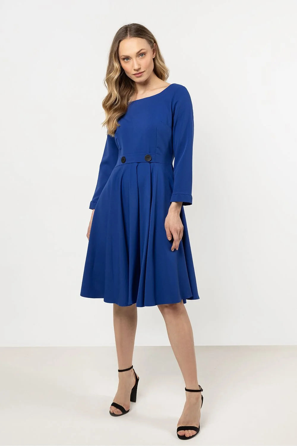 robe jour élégante bleu cobalt manches longues col bateau taille cintrée jupe évasée plissée crêpe boutons noirs