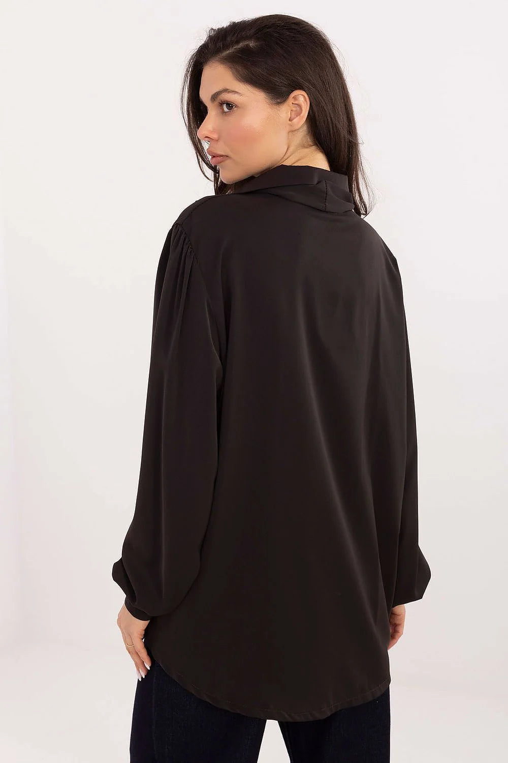 chemise élégante féminine minimaliste lisse polyester léger doux coupe allongée manches longues bouffantes décolleté V nœud broche amovible confortable