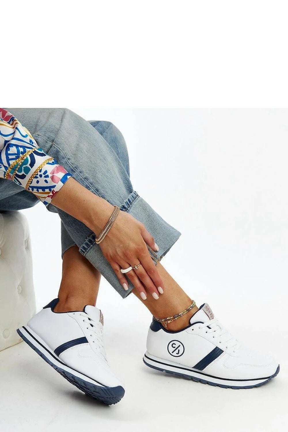 Baskets mode femme design moderne basse couleur blanche détails bleu marine cuir synthétique confortable lacets ajustables occasion quotidienne