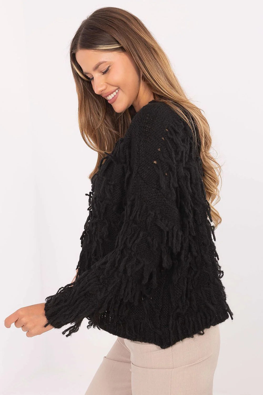 pull femme court oversize grosse maille noire franges col rond manches longues torsades texturées coupe boxy cropped bords effilochés
