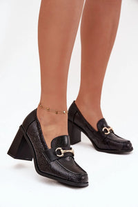mocassins femme talon bloc noirs embossé effet reptile empeigne lisse mors métal doré bout carré slipon confortable cuir artificiel élégant