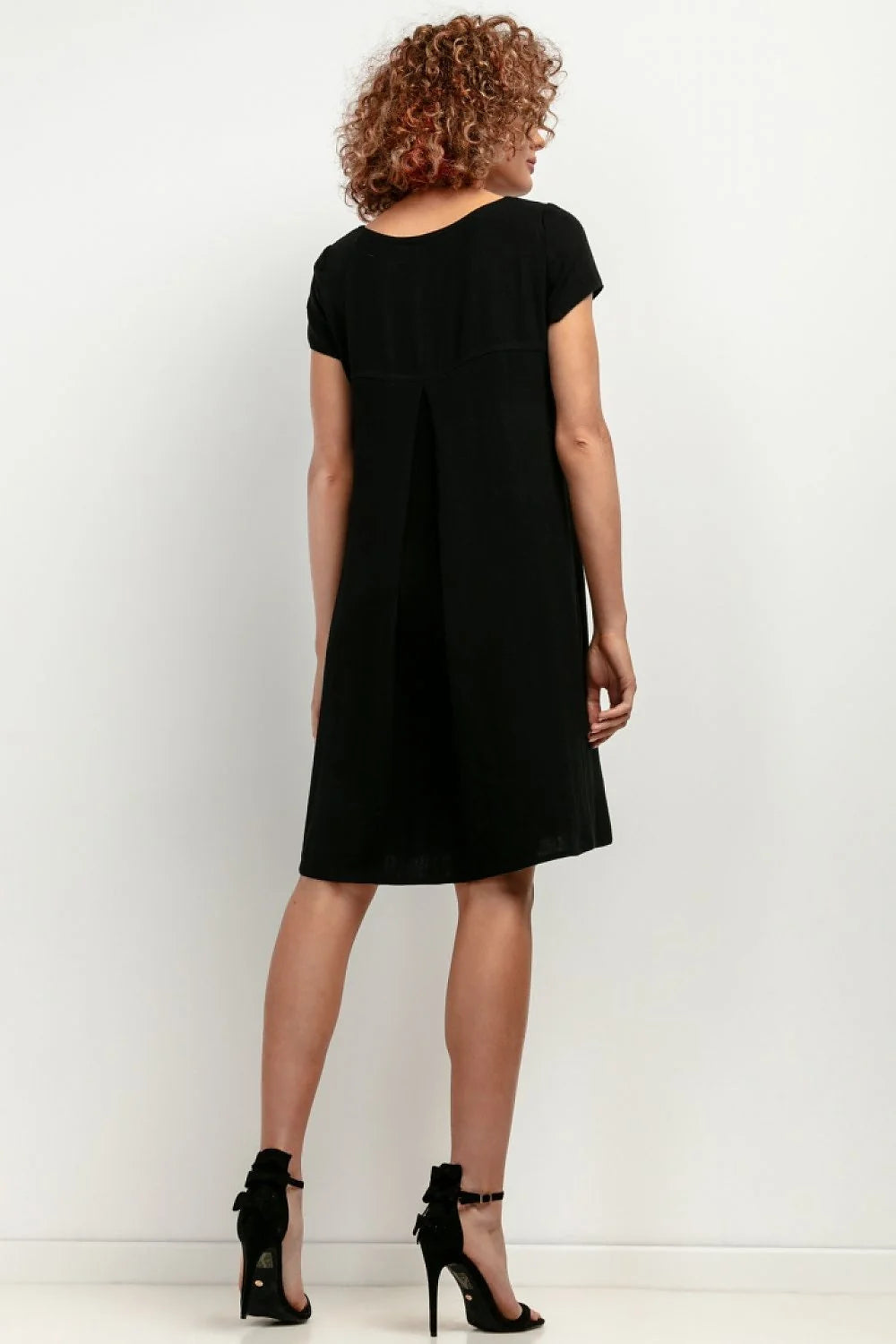 Robe noire Tessita en lin et viscose coupe droite manches courtes encolure bateau style minimaliste femme