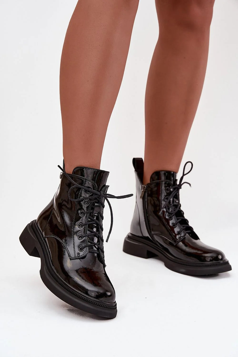 bottines femme cuir verni noir brillant montantes rangers lacées fermeture éclair doublée chaude confortable semelle crantée gomme talon bloc urbain