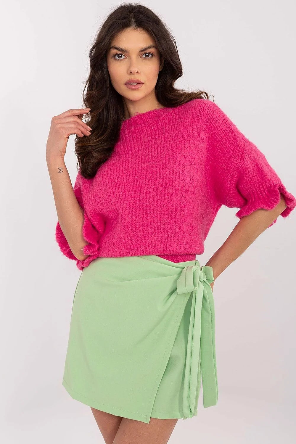 Pull élégant pour femme en mélange doux, manches courtes, col rond, design décontracté, style moderne, couleur audacieuse, idéal pour tous les jours, travail ou occasion semi-formelle