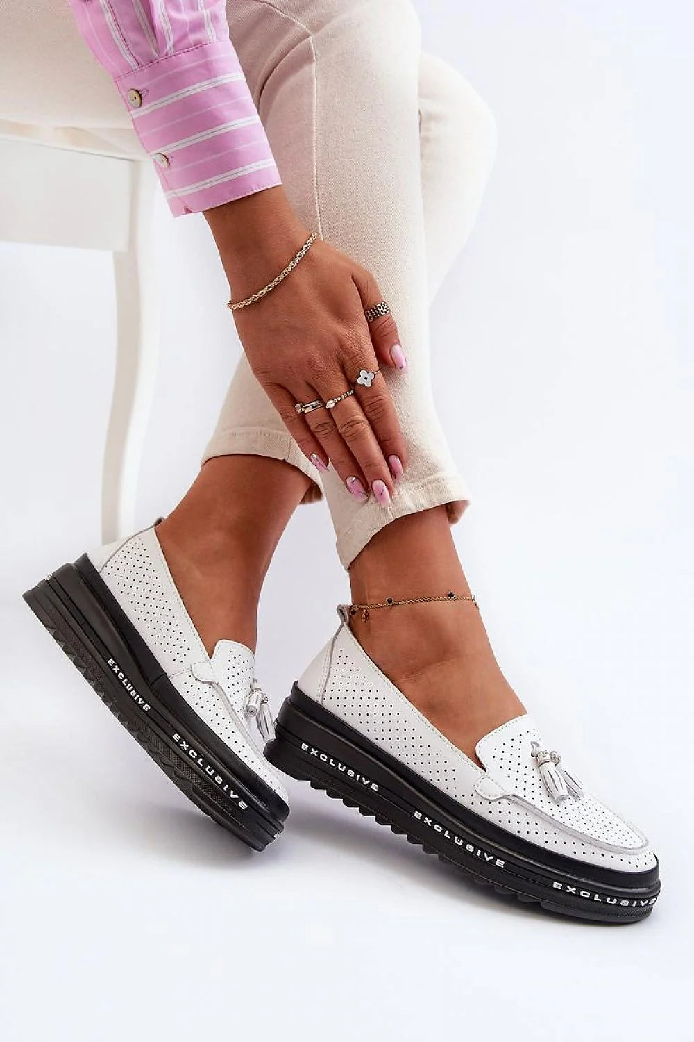 mocassins femmes blancs cuir perforés élégants sans lacets plateforme35mm semelle noire crantée confortables respirants pompons surpiqûres exclusive
