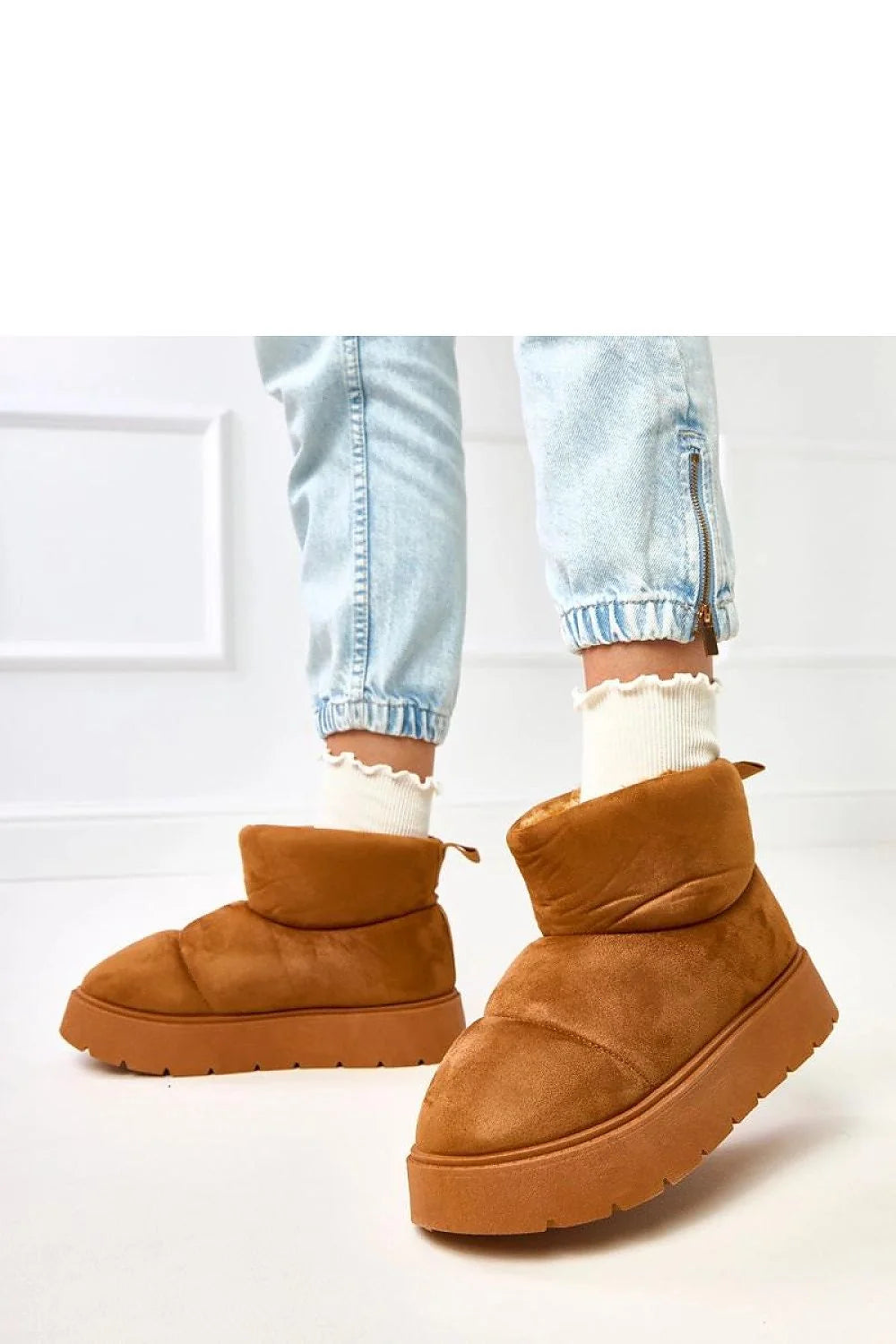 bottines courtes fourrées femme suédine cognac bout rond tige rembourrée cheville semelle plateforme crantée caoutchouc confortable chaude hivernale urbaine