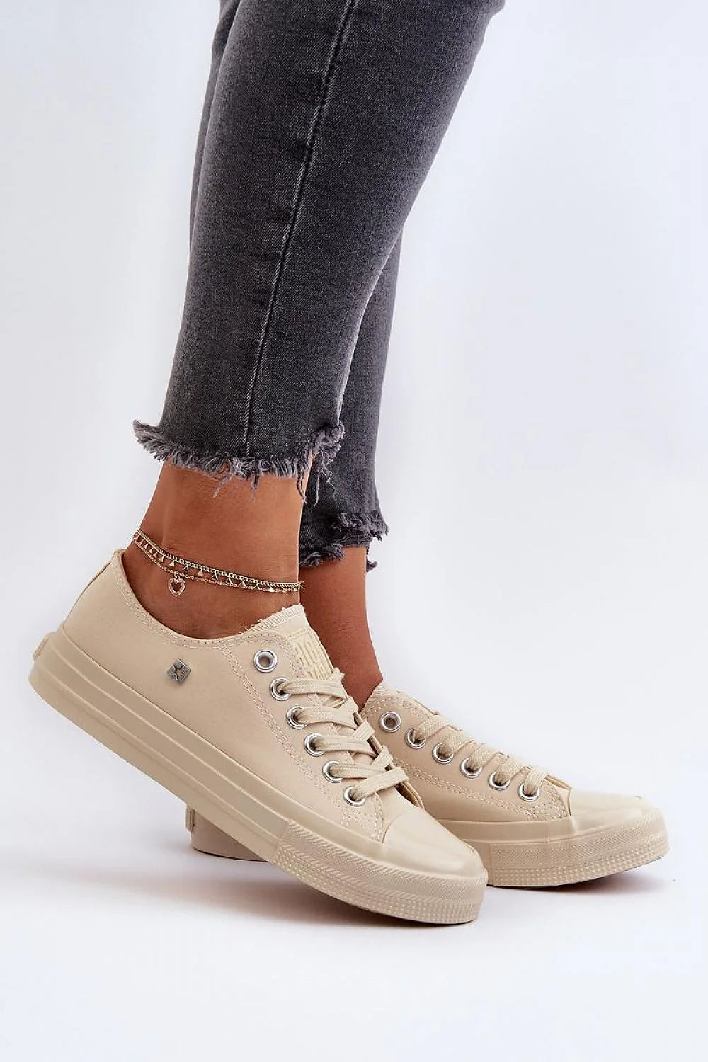 Baskets femmes style décontracté design moderne tige basse couleur beige matériaux de qualité confort polyvalence