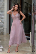 Robe élégante longue pour femmes en dentelle rose poudré ajustée avec broderies et tulle