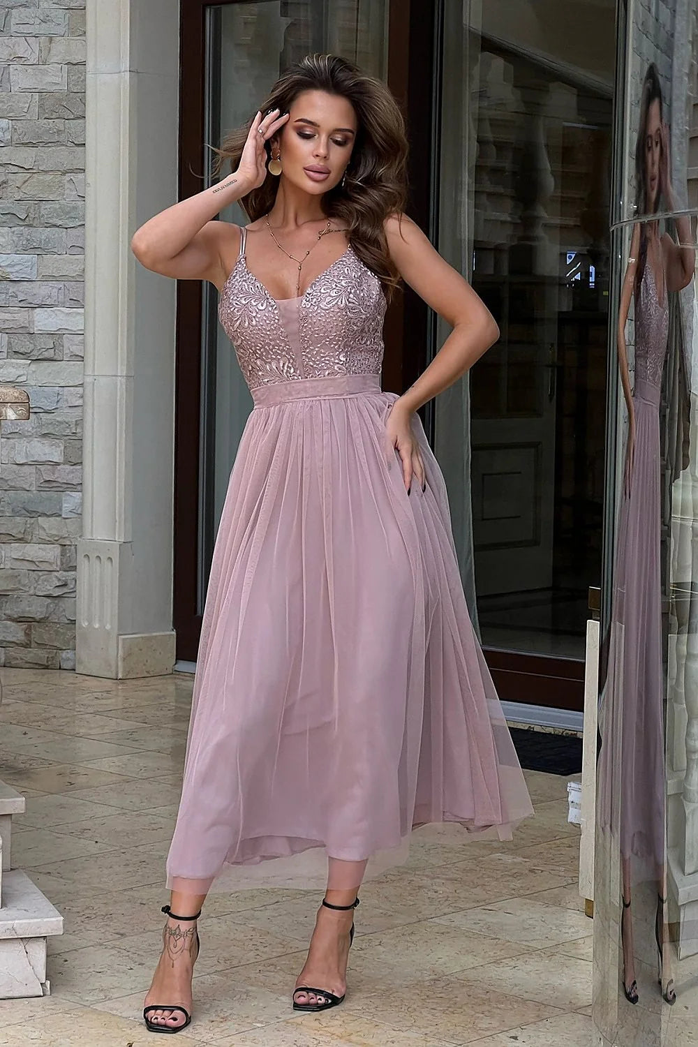 Robe élégante longue pour femmes en dentelle rose poudré ajustée avec broderies et tulle