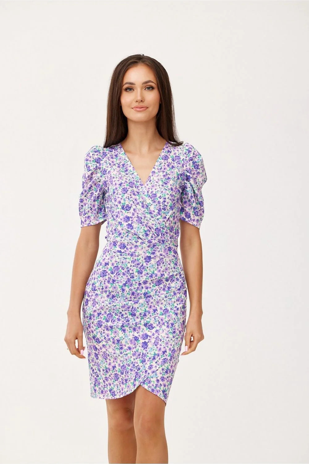 Robe de cocktail féminine motifs floraux couleurs violettes et blanches manches courtes bouffantes silhouette ajustée matière légère femme