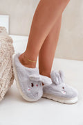pantoufles fausse fourrure grise femme mules intérieur cosy lapin oreilles relief brodées yeux nez joues roses semelle antidérapante