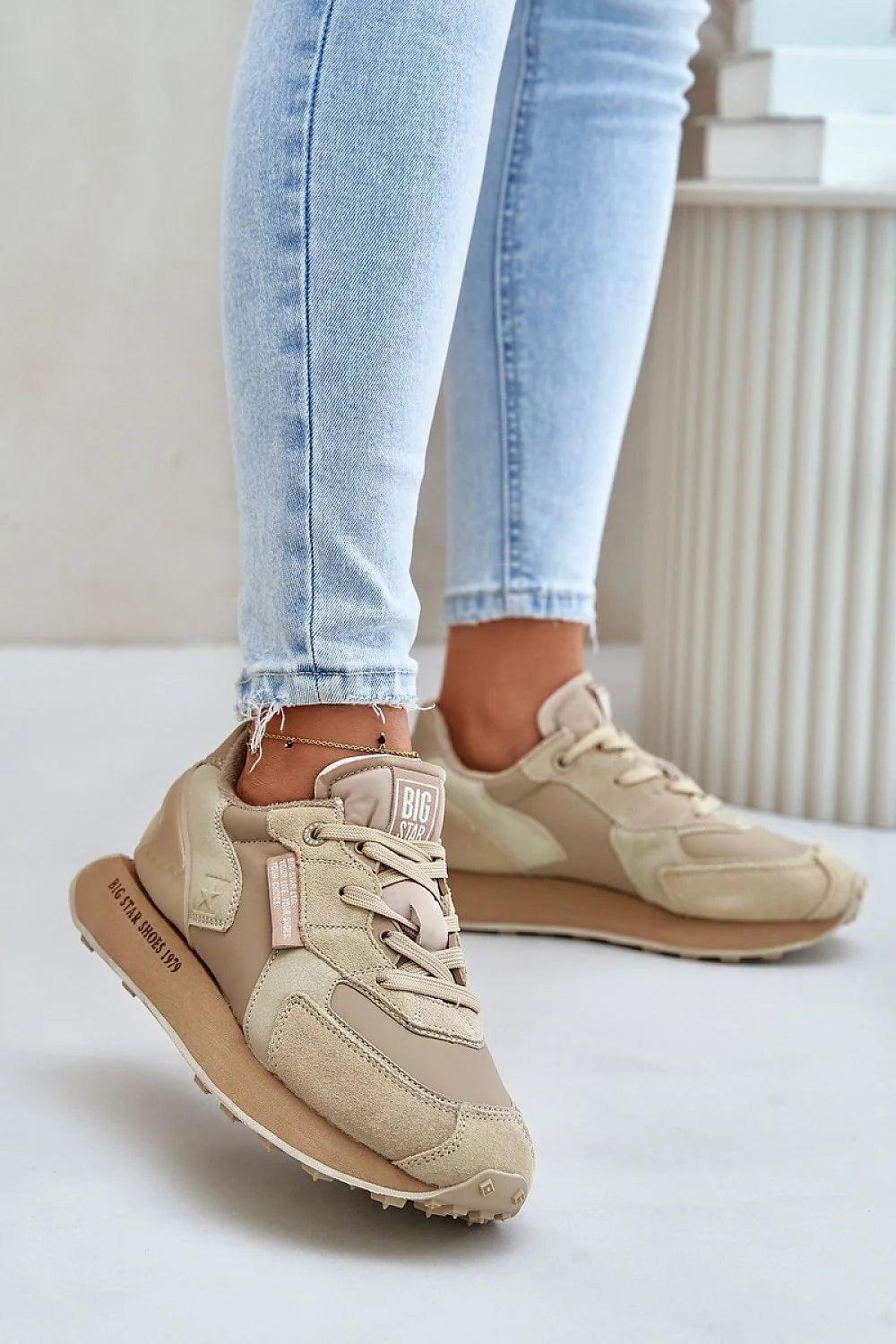 Baskets féminines modernes en cuir naturel et suedé Big Star Step in style confortables sport casual