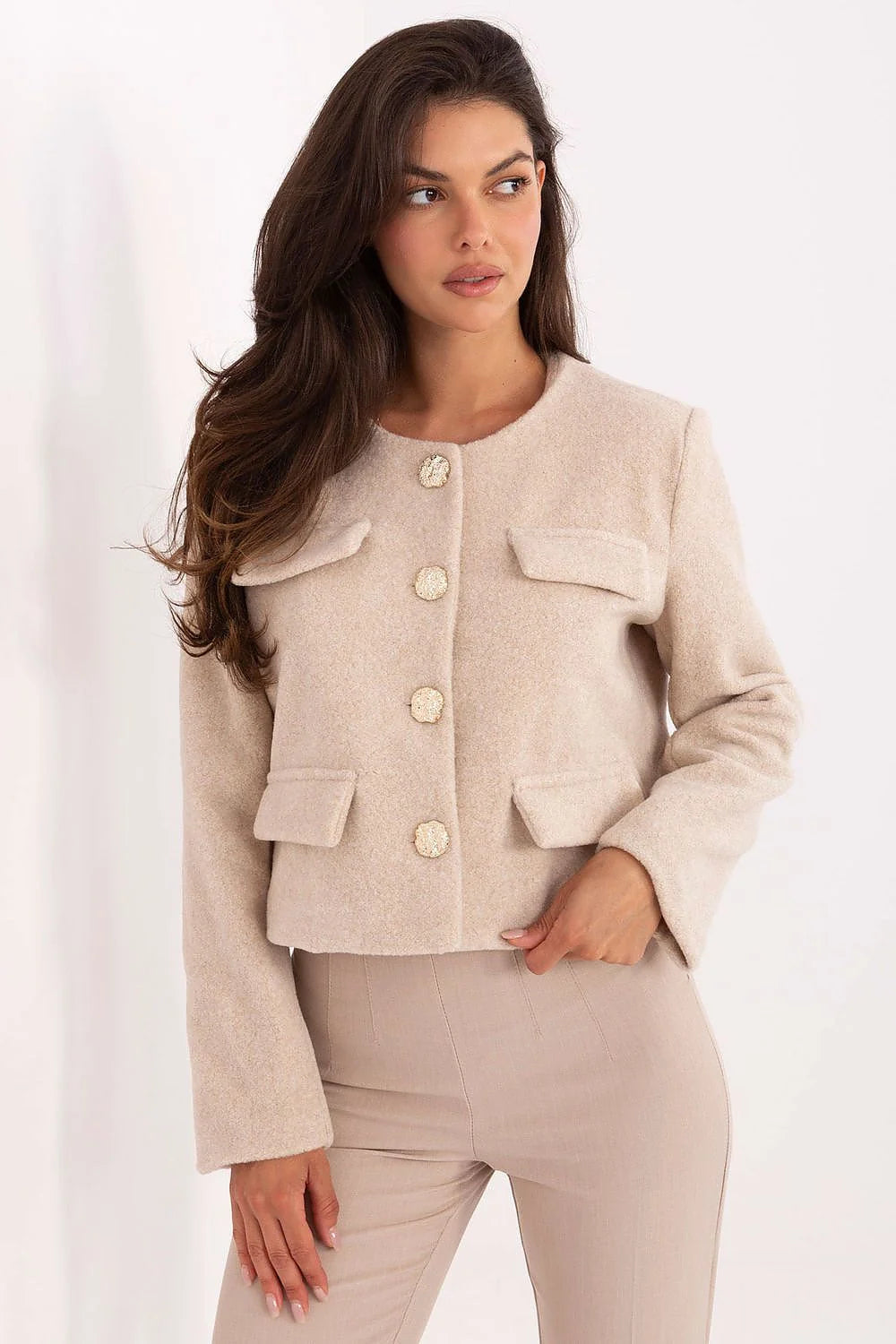 blazer femme veste courte beige poudré laine bouclée toucher structuré coupe droite boxy col rond manches longues boutons dorés texturés