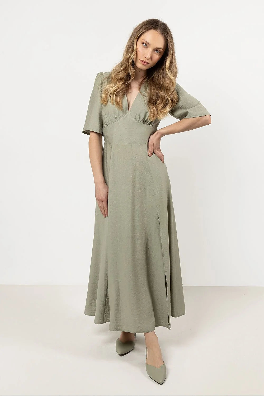 Robe longue élégante pour femme décolleté en V manches mi-longues tissu fluide couleur vert kaki