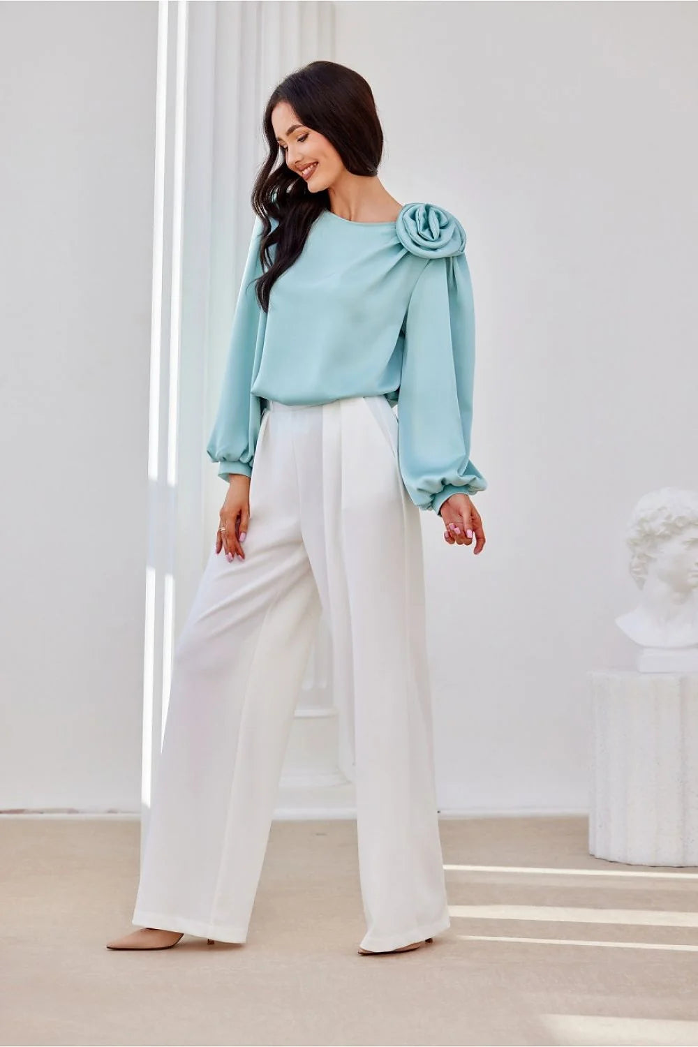 ensemble femme chemisier manches longues satinée menthe col bateau rose appliquée épaule pantalon taille haute évasé blanc plis marqués élégant