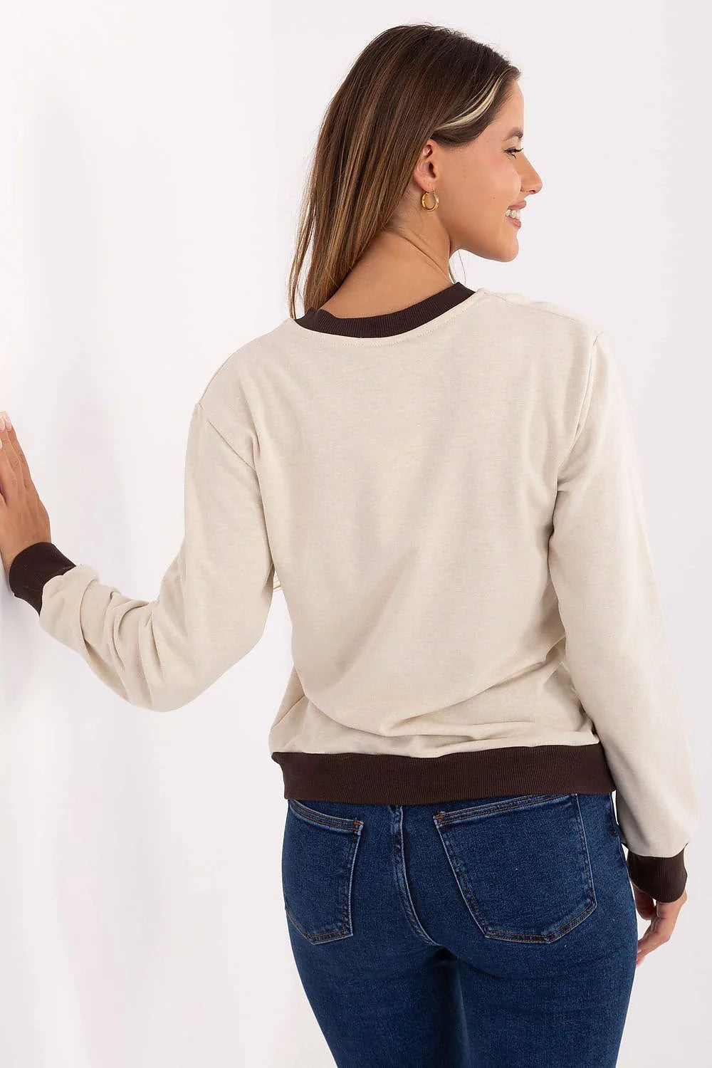 sweatshirt femme casual col rond manches longues coupe droite beige crème finitions côtelées marron foncé broderie subtile imprimé slogan poitrine